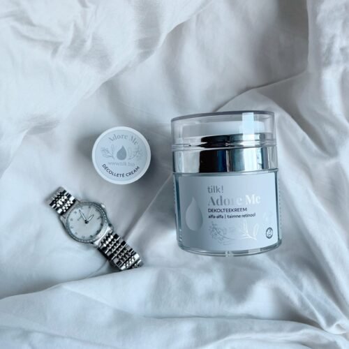 Adore Me bagātīgais dekoltē krēms ar lucernu un augu izcelsmes retinolu, 50 ml
