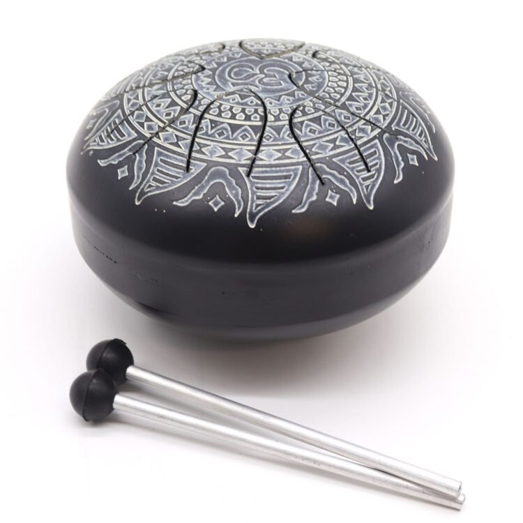 bG9jYWw6Ly9tZWRpYS85US82RC82MFIzMEMxRzZXVDM2RDlRLzc5MzI3ZmQ0LmpwZWc.jpg Tērauda Steel Tongue Happy Drums – OM mandalas gravējums – 16 cm