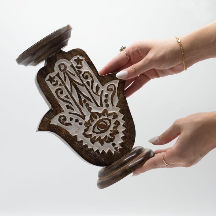 Mango koka svečturis – Hamsa – liels 25×18 cm