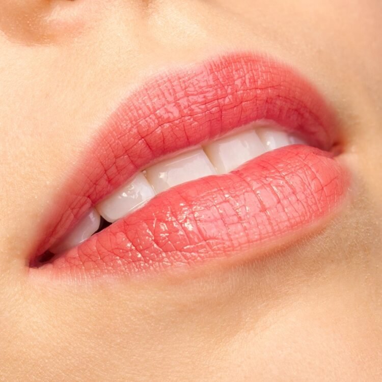 joik-organic-beauty-colour-gloss-care-lip-oil-04-ruby-red-52dab6fe.jpg Organiska lūpu eļļa ar krāsu, spīdumu un kopjošu iedarbību – 04 Ruby Red