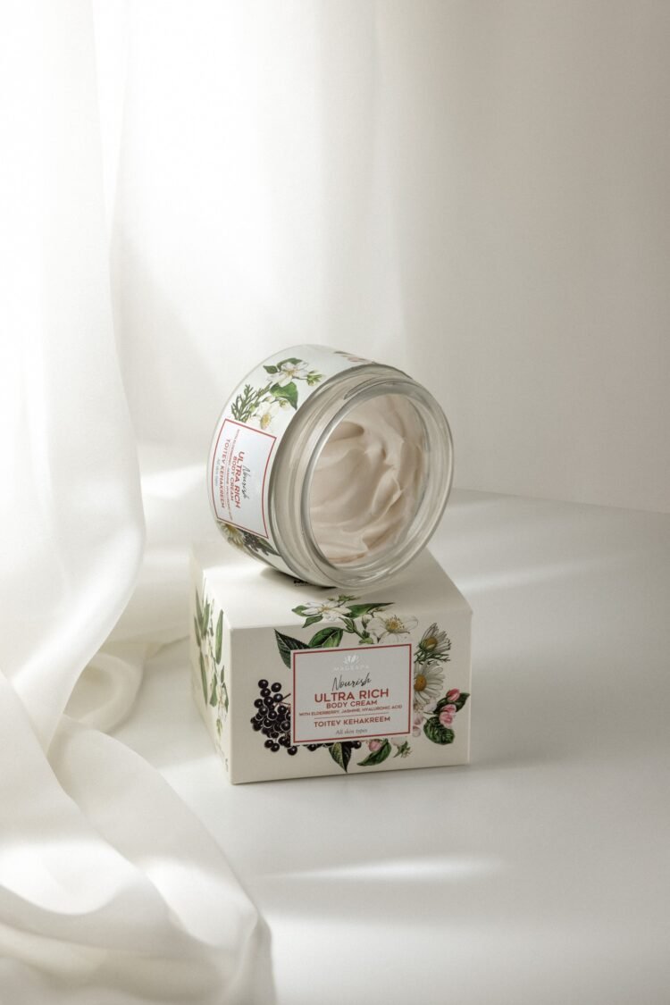 nourishing-body-cream-jasmine-body-cream-with-elderberry-jasmine-and-hyaluronic-acid-200-ml-730569b9.jpg Barojošs ķermeņa krēms ar plūškoka, jasmīna un hialuronskābes ekstraktu, 200 ml
